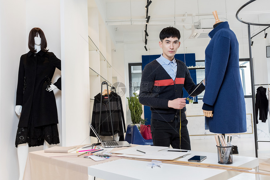 男服装设计师的工作状态 从灵感到成衣的创作之旅