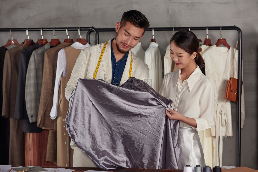 挑选服装布料的设计师团队 服装制作的艺术与科学